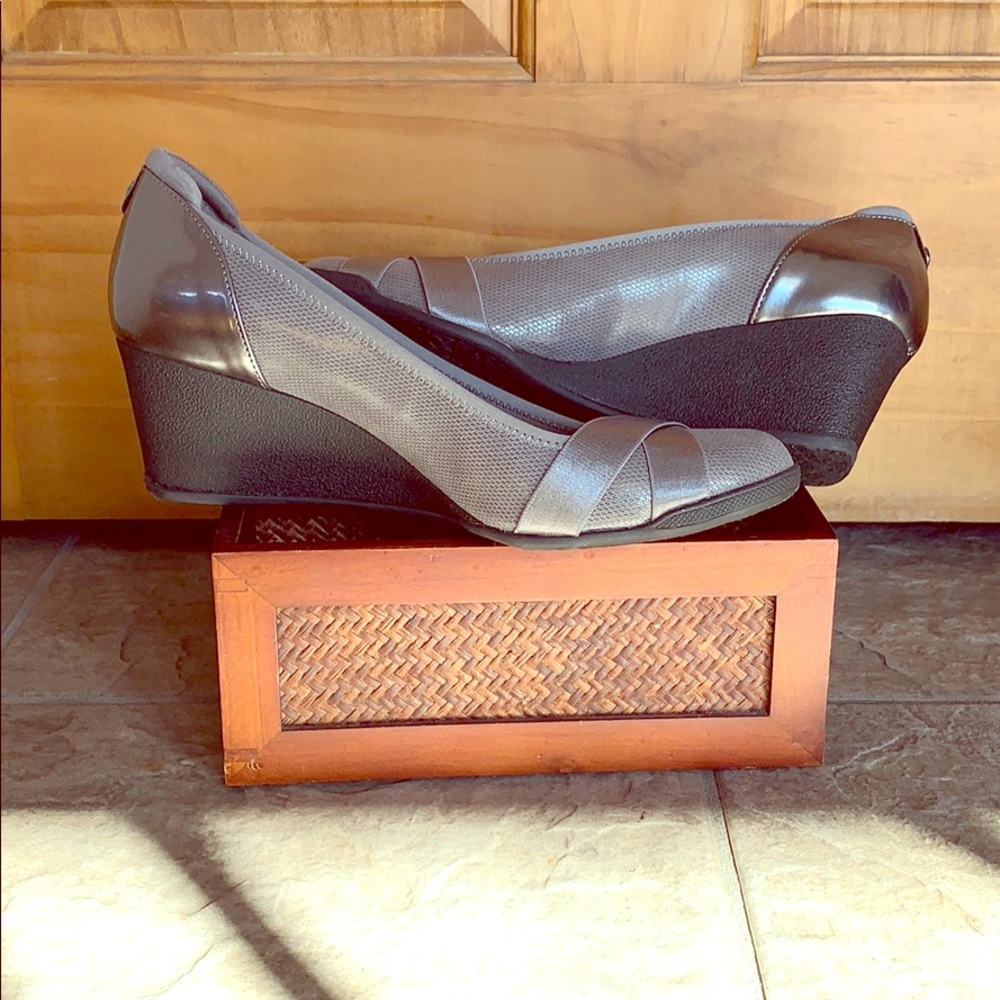 🦋Anne Klein wedge shoe